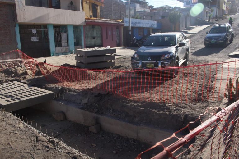 Miraflores: Camioneta pierde el control y cae a zanja