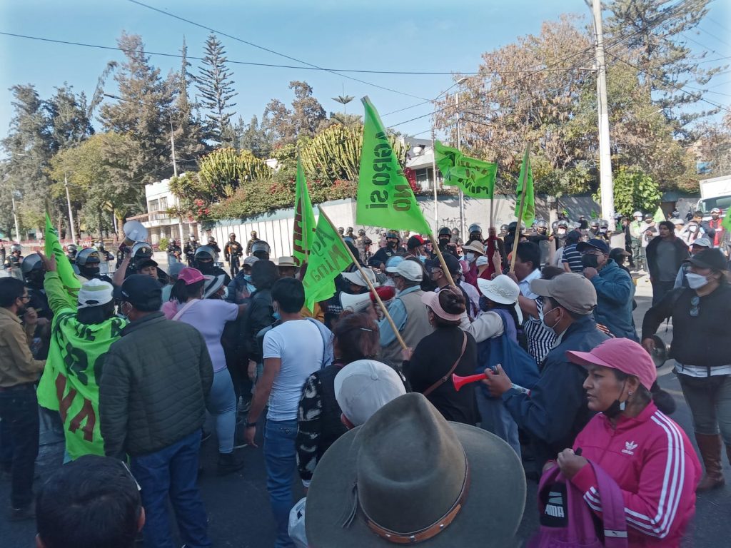 Un grupo de simpatizantes del presidente Pedro Castillo con carteles en mano exigían verlo para hablar con él.