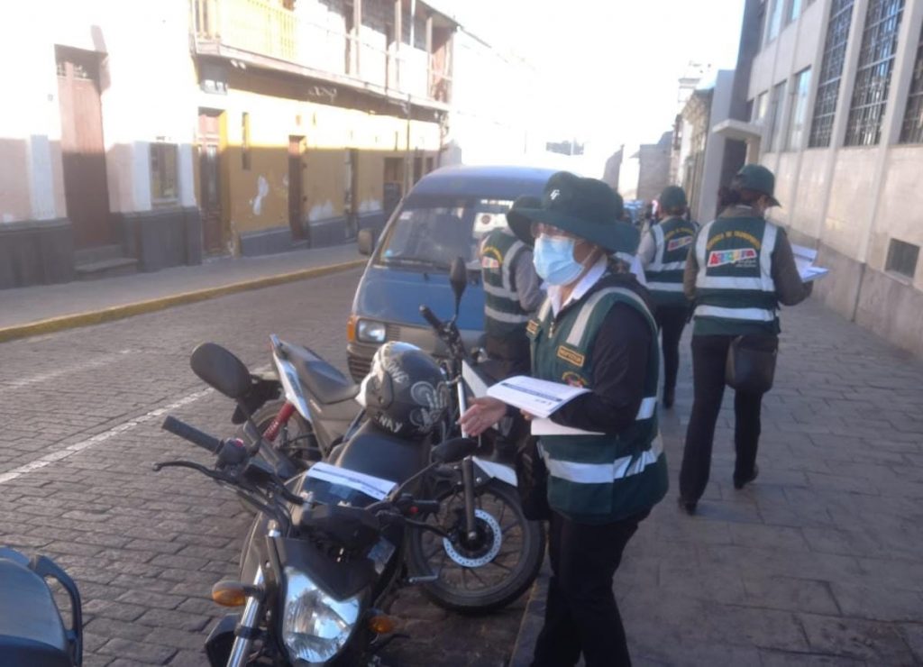 MPA notifica a vehículos estacionados en zonas rígidas del centro histórico