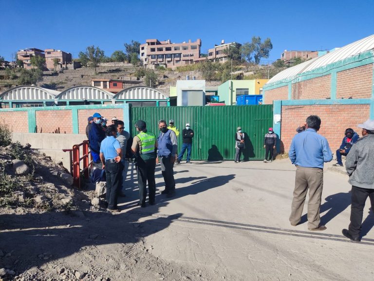 Arequipa: Trabajadores de construcción civil protestan por obras paralizadas en Paucarpata