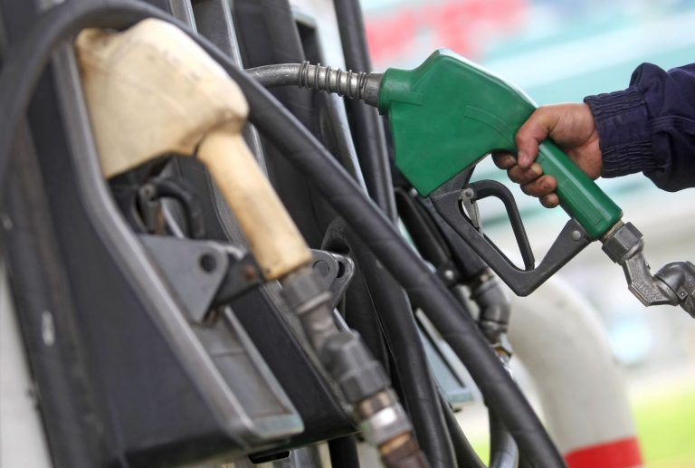 El ejecutivo posterga hasta el 1 de enero del 2023 la venta de solo dos tipos de combustible