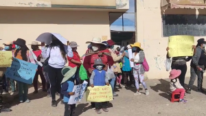 Padres de familia exigen que se culmine la entrega de mobiliario del colegio Apipa Sector III “Paulo Freire”