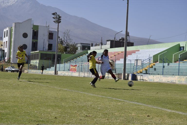 FBC Melgar y Club Raza AQP pelean el título del fútbol femenino en Cayma