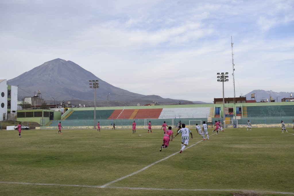Foto: HBA Noticias - Momentos del partido entre Los Tigres (Arequipa) y Juventus Corazón (Caylloma).