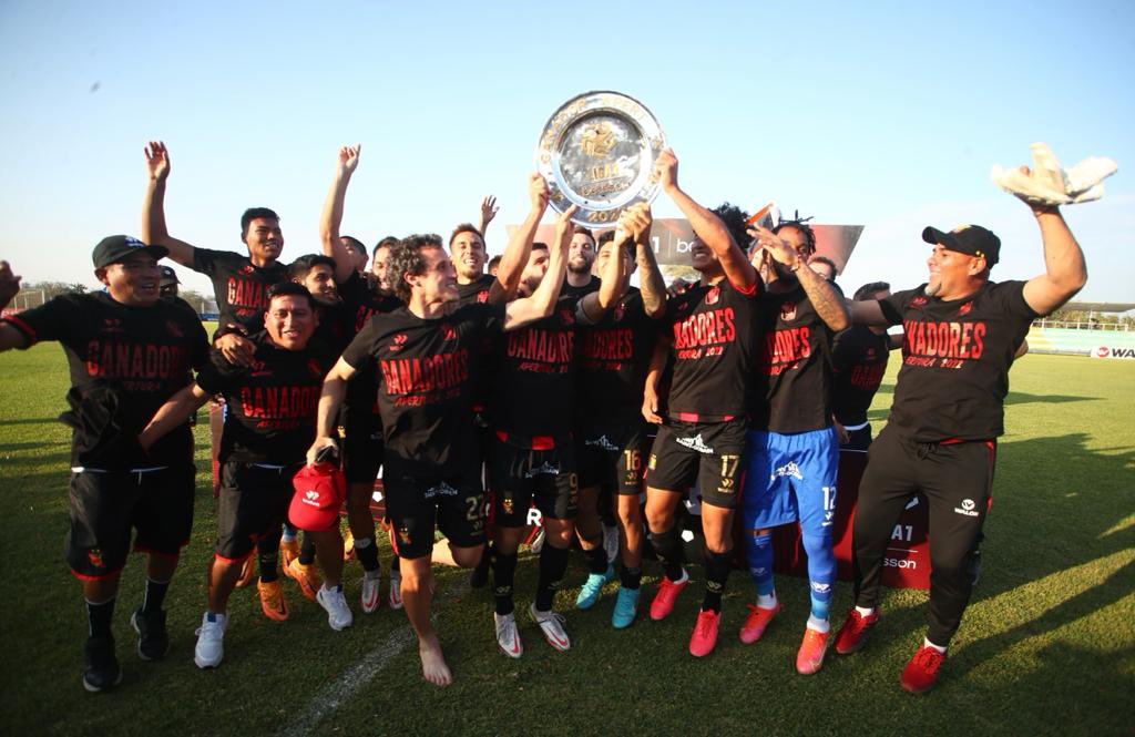 Foto: Liga 1 - Melgar levantando el trofeo del Apertura.