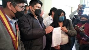 Representantes de gremios de transportistas mostrando el acta de acuerdos.