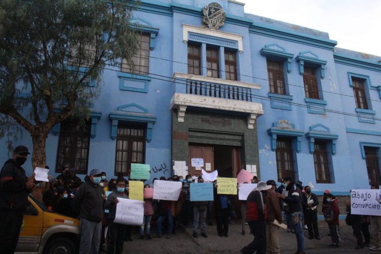 Padres de familia del colegio Manuel Muñoz Nájar impiden retorno de director suspendido