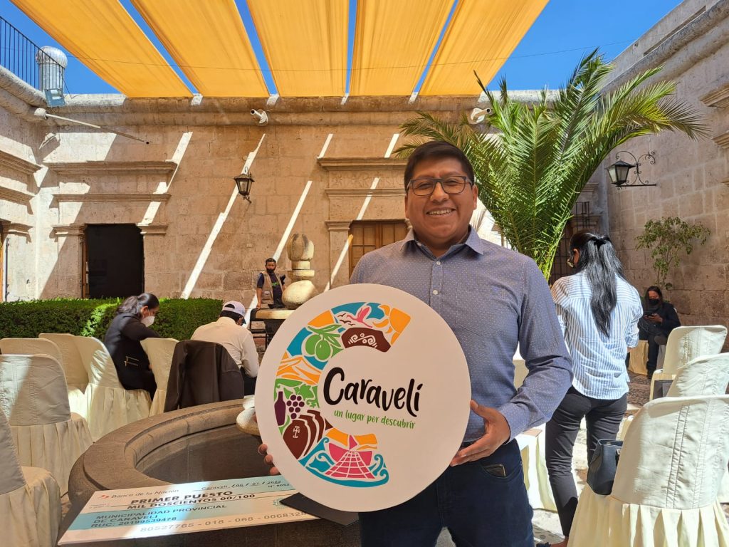 Adrián Sisa Condori, creador del logo ganador de la marca Caravelí