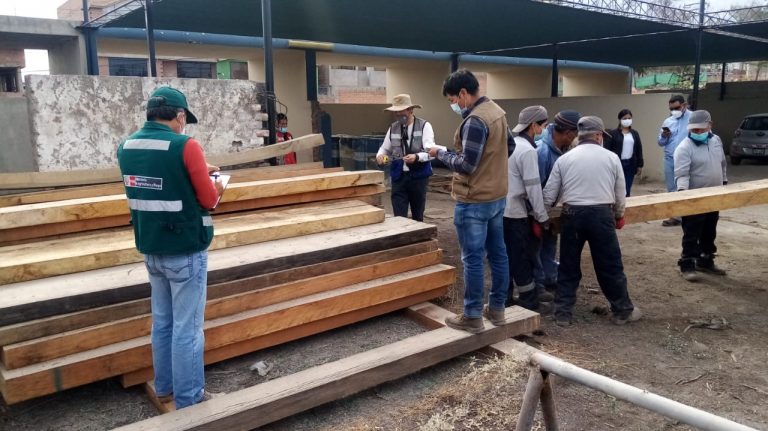 SERFOR entrega madera decomisada por tráfico ilegal al GRA y al Ejército para que realicen obras