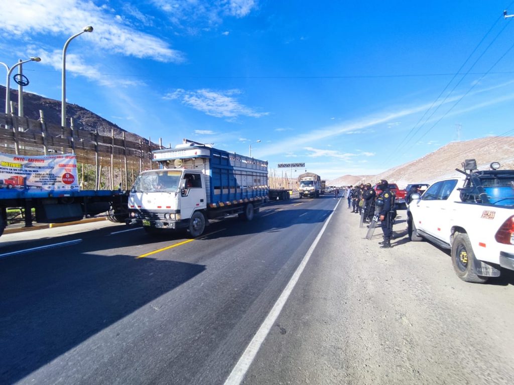 Los camioneros del Gremio de Transportistas realizaron una marcha rodante en el KM 48 de la Panamericana Sur.