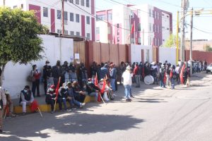 Los trabajadores de Construcción Civil se reunieron frente al GRA para hablar con la gobernadora Gutierrez.