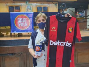 Subastarán una camiseta del FBC Melgar autografiada para apoyar a pacientes con cáncer sin recursos