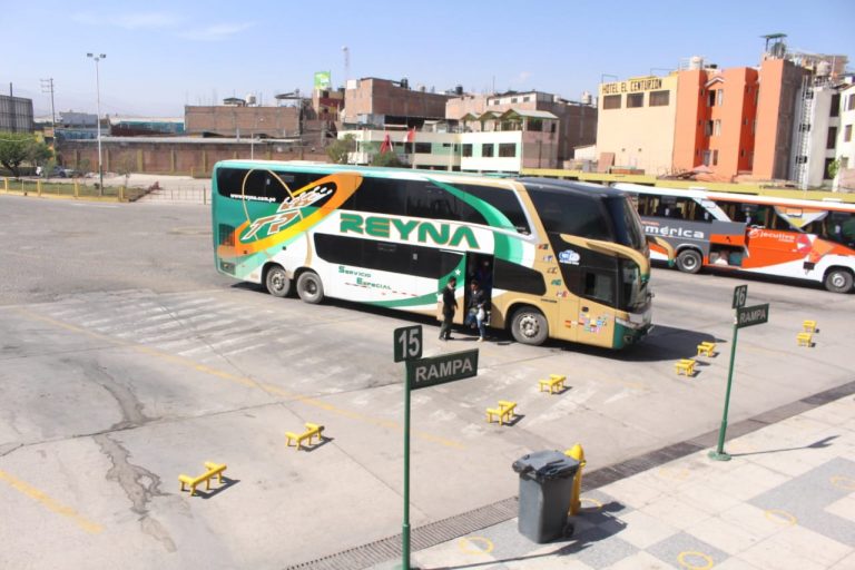 Delincuentes armados asaltan bus de la empresa Reyna en ruta de Puerto Maldonado a Arequipa