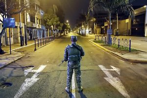 Los sujetos, además, habrían agredido a los efectivos policiales que los intervinieron por burlar el toque de queda y el uso de mascarilla.