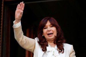 La Fiscalía argentina pidió 12 años de prisión para Cristina Fernández, causando un enfrentamiento entre los simpatizantes y la policía.