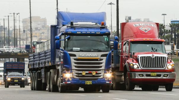 Transportistas de carga pesada recibirán la devolución del 40% del pago de peajes.