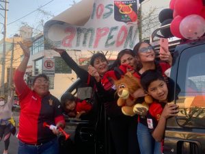 Foto: HBA Noticias - Hinchas de Melgar dan recibimiento al equipo en las calles de nuestra ciudad.