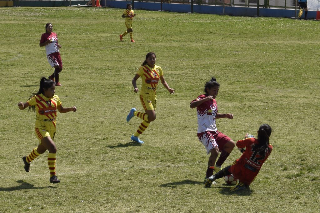 Foto: HBA Noticias - Duelo entre Sporting Medina y Consorcio Arequipa por la etapa provincial de la Copa Perú Femenina.