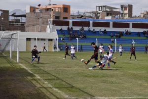 Foto: HBA Noticias - Imágenes del duelo entre Tarija Unida (BOL) ante Colonia Suiza (URU) por el pase a la final de la Copa Latinoamericana en la categoría 2005.