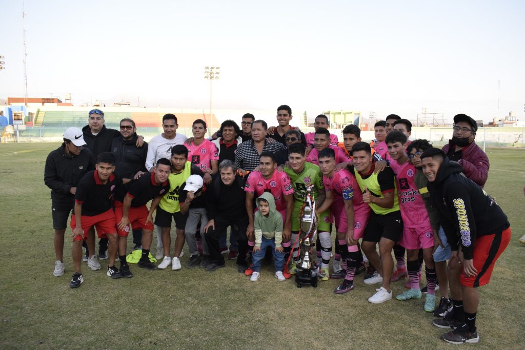 Foto: HBA Noticias - Los Tigres de Cayma con el trofeo de Sub-Campeón Departamental de Arequipa.