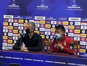 Pablo Lavallén y Alejandro Ramos declararon en conferencia de prensas post partido.