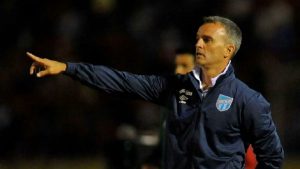 Pablo Lavallén dirigiendo al Atlético Tucumán en Quito.