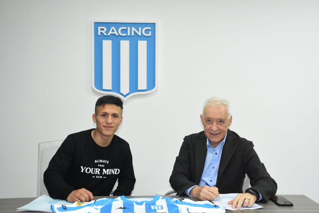 Foto: Racing Club - Catriel Cabellos firmando su primer contrato con Racing de Argentina hasta 2026.