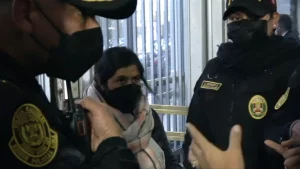 Yenifer Paredes Navarro en el Ministerio Público, un día después que la Fiscalía y la Policía la buscaran en Palacio de Gobierno. Foto: Infobae