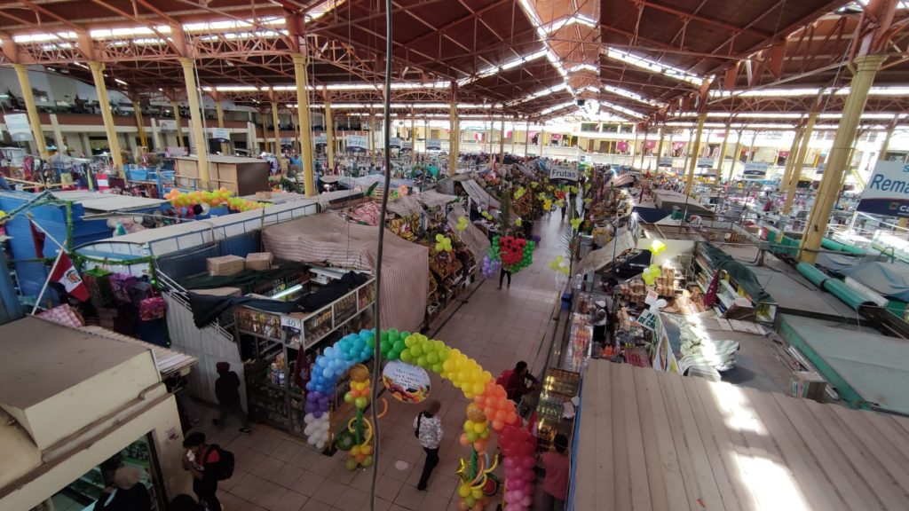 En el mercado de San Camilo, los precios de los productos de la canasta básica varían por la crisis económica del país.