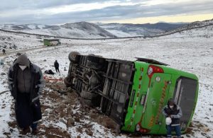 Despiste de ómnibus que se dirigía a la mina Inmaculada en Ayacucho deja un muerto y 29 heridos