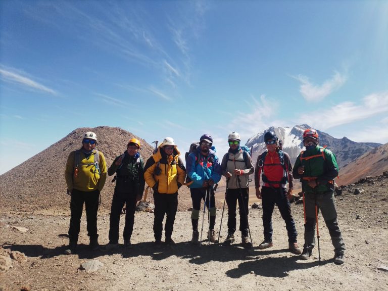 Grupo de montañistas flamearon la bandera de Arequipa en la cima del Misti