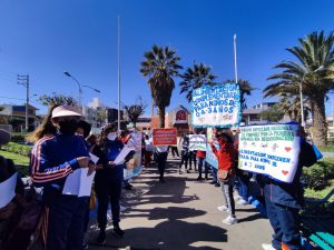Docentes de PRONOEI en la plaza Santa Rosa exigen un incremento de propinas.