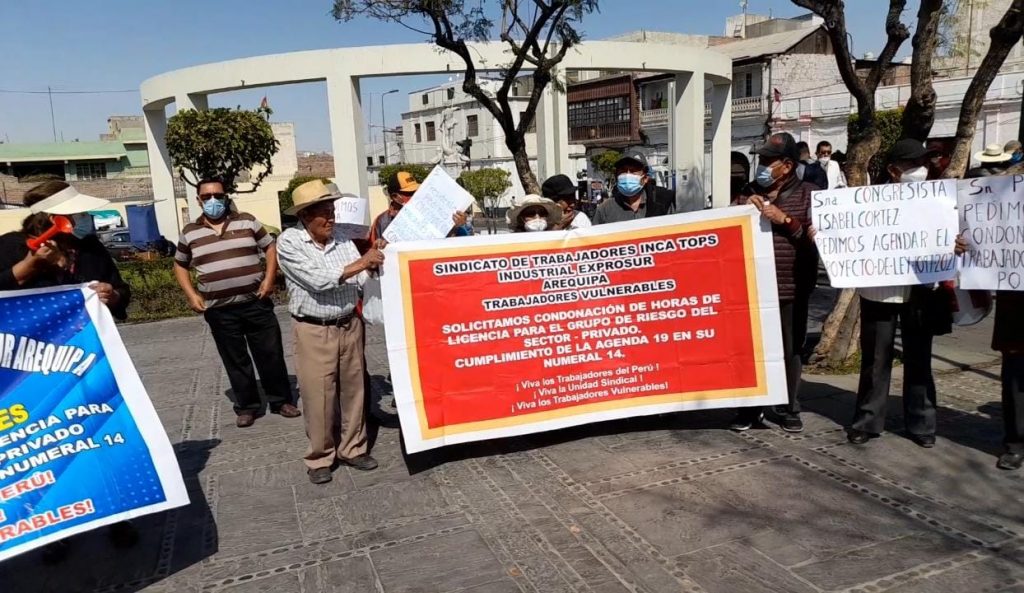 Trabajadores textiles vulnerables piden condonación de la deuda a su favor