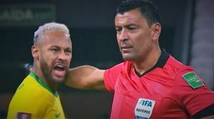 Roberto Tobar tuvo un fuerte encontrón con Neymar por las Eliminatorias a Qatar 2022.