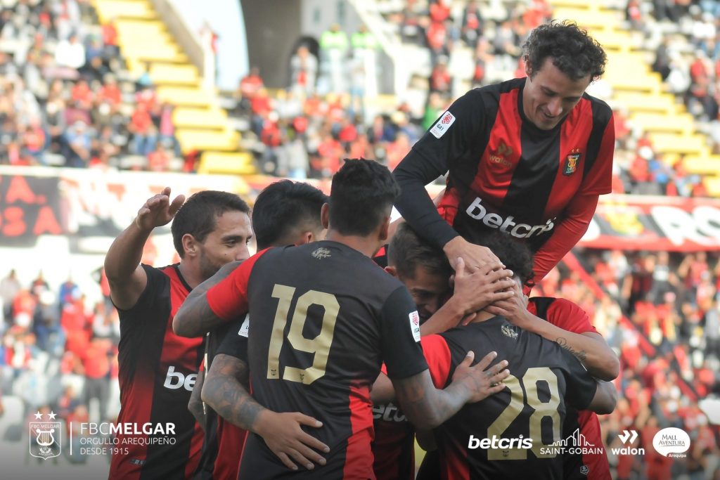 Jugadores de Melgar celebrando gol de Arias.