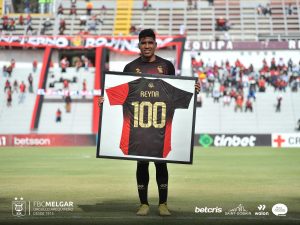 Paolo Reyna con reconocimiento de haber disputado 100 partidos con Melgar.