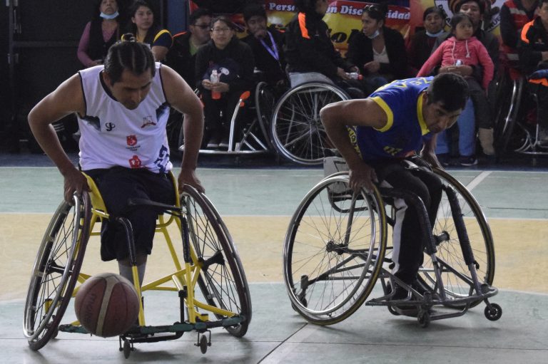 Pablo Zabala (Cusco) enfrentó a Remando San Román (Juliaca) en la final de Baloncesto sobre Silla de Ruedas.