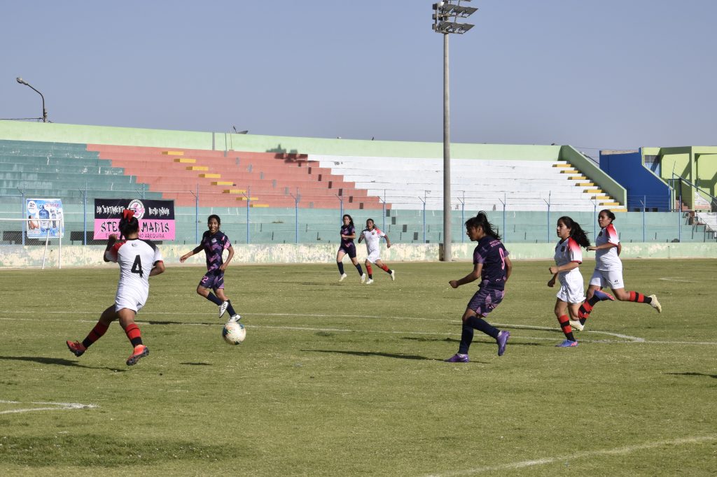 Raquel Vilcape marcando el primer gol para Stela Maris.