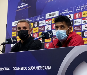 Pablo Lavallén y Alexis Arias estuvieron presentes en la conferencia post partido luego de la eliminación de Melgar.