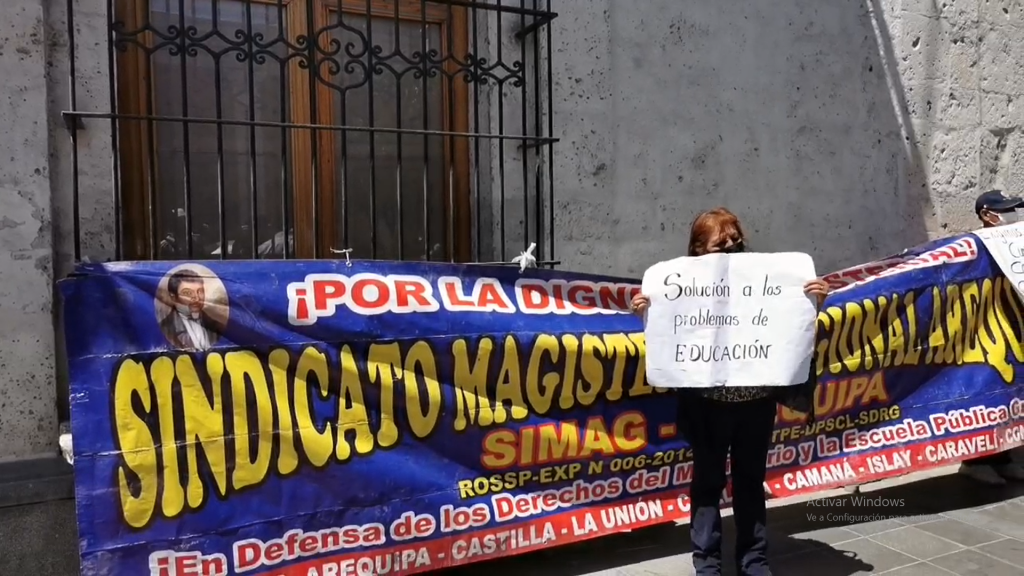 Docentes del SIMAG protestan en los exteriores del Consejo Regional