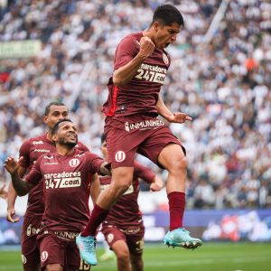 Celebraciones de los jugadores de Universitario luego de abrir el marcador en el clásico ante Alianza Lima.