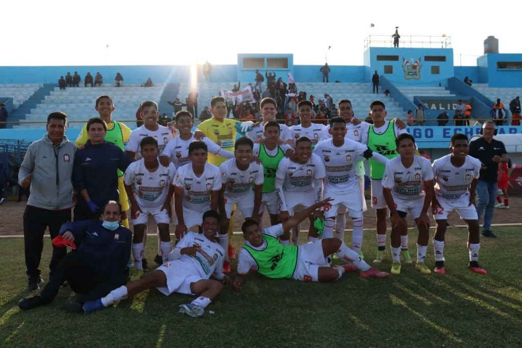 Celebraciones de la reserva de Ayacucho FC luego de clasificar a la final del torneo.
