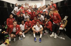 Celebración de los seleccionados luego del primer triunfo de Reynoso ante El Salvador.