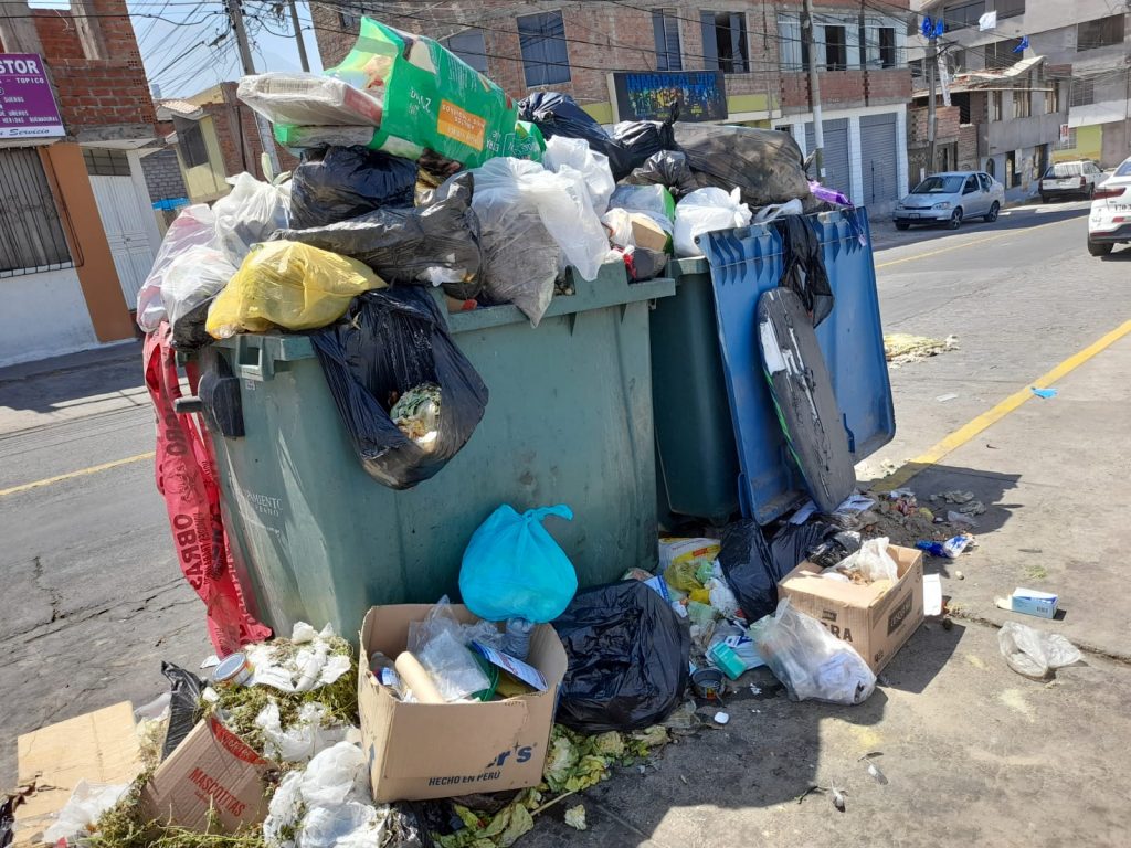 Selva Alegre: Contendedores de basura colapsan de residuos por ausencia de camión recolector
