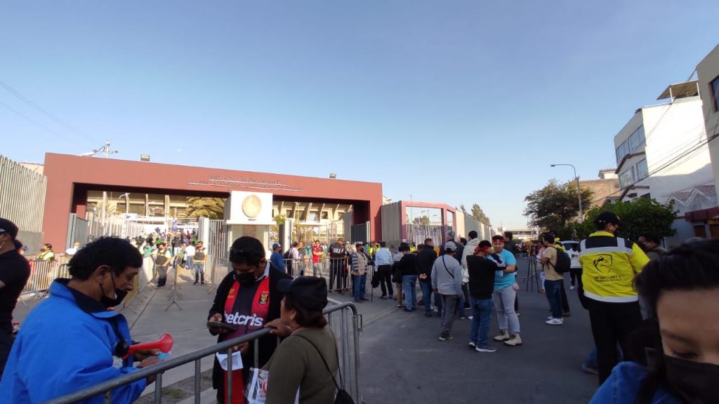 Los efectivos policiales ya se encuentran ubicados en sus respectivos lugares esperando la llegada de la población a este evento futbolístico.