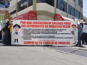 Los padres indicaron que con las clases virtuales se deteriora la calidad educativa y no se prepara a los alumnos para su futuro como médicos.