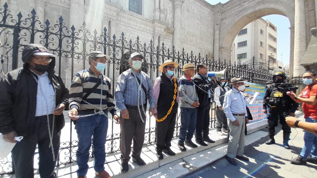 Fonavistas se encadenan en las rejas de la catedral para pedir la devolución de sus aportes