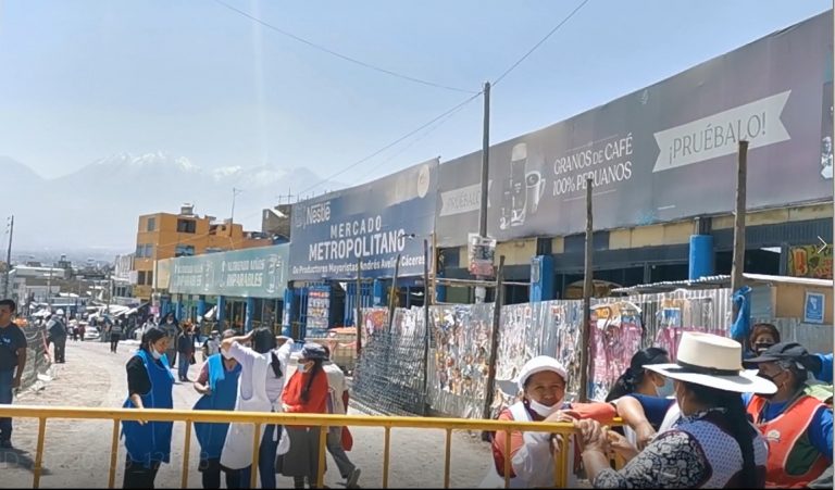 Comerciantes del Mercado Metropolitano protestan contra construcción de muros en la Av. Vidaurrázaga