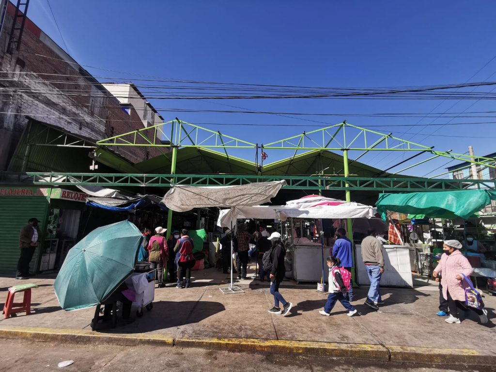 Comerciantes del mercado “Gran Poder” denuncian que la Municipalidad de Socabaya no se hace cargo de los daños ocasionados por compactadora de basura que colisionó con el centro de abastos