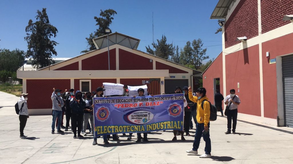 Estudiantes del Instituto Pedro P. Díaz exigen al gobierno regional que cumpla con el mejoramiento de laboratorios